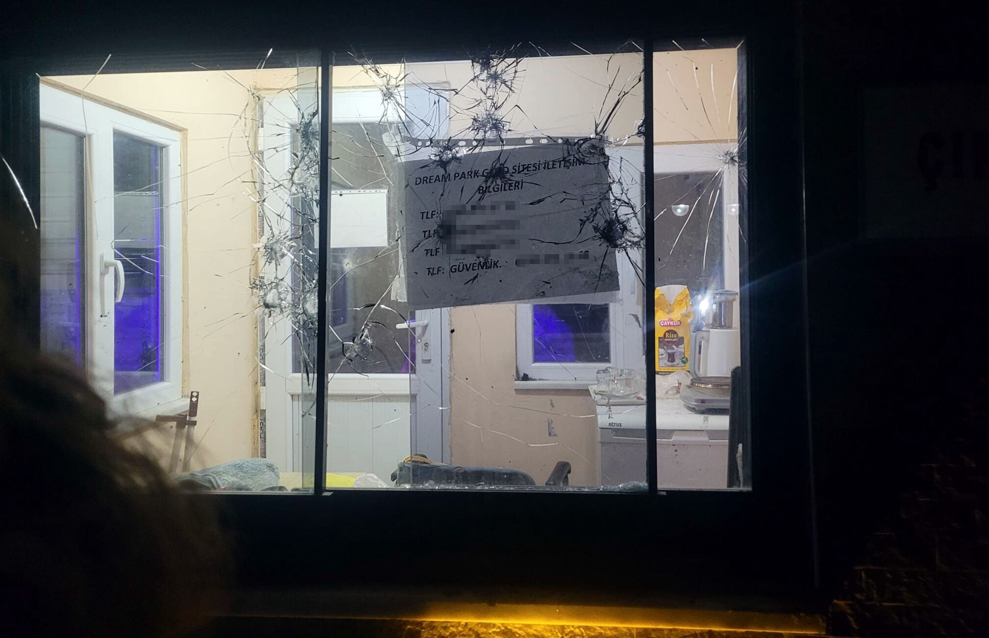 Sitede kabus gibi gece! Alkollü şahıs bıçakla dehşet saçtı: Sizi delik deşik edeceğim... Sitede kabus gibi gece! Alkollü şahıs bıçakla dehşet saçtı: Sizi delik deşik edeceğim... - 1. Resim