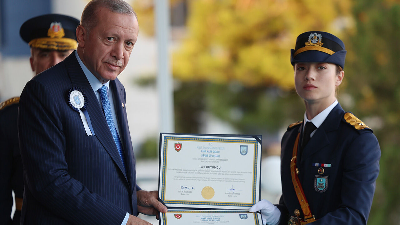 TSK tarihinde ilk kez oldu! Kara, Hava ve Deniz Harp okullarına kadınlar damga vurdu TSK tarihinde ilk kez oldu! Kara, Hava ve Deniz Harp okullarına kadınlar damga vurdu - 1. Resim
