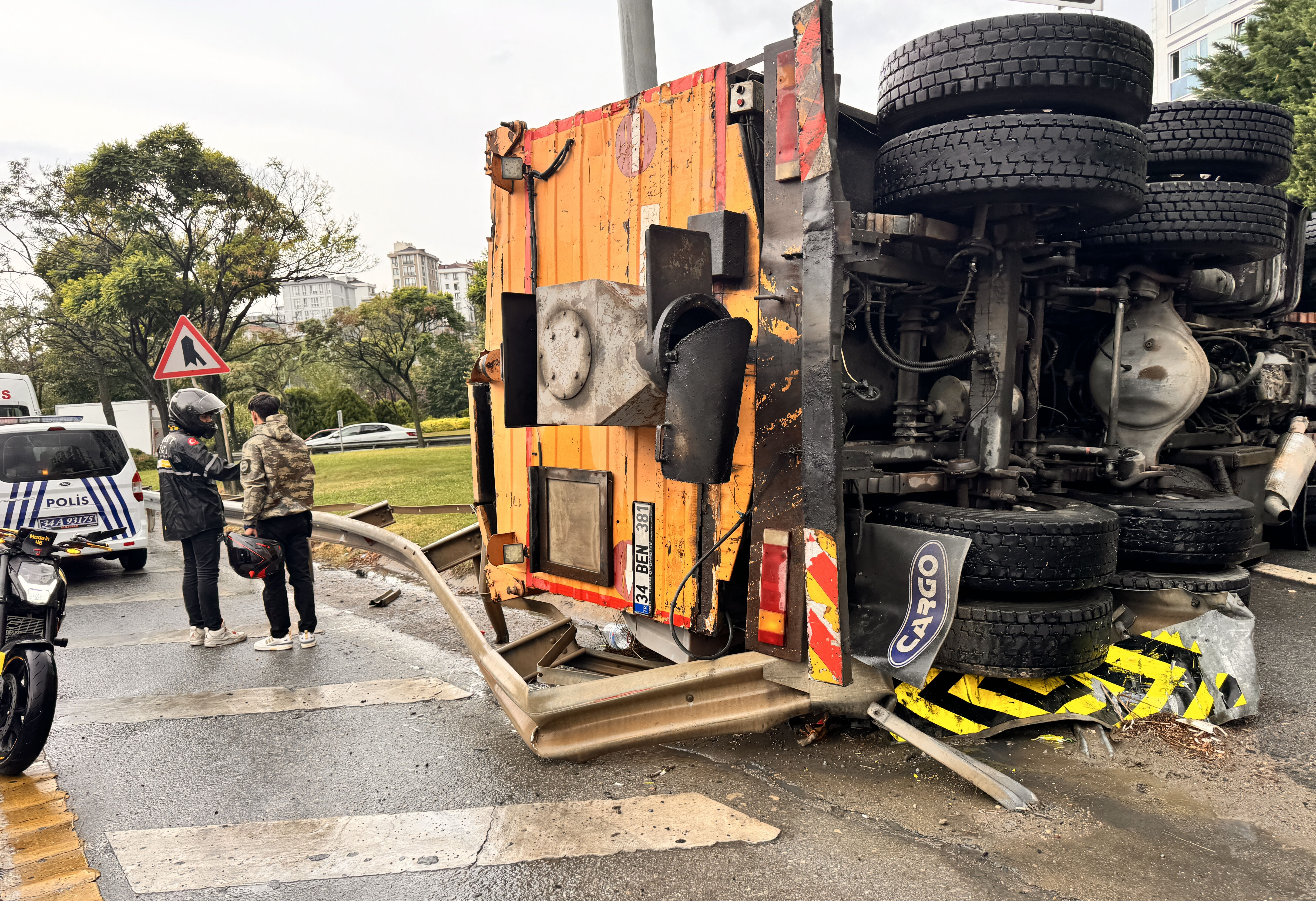 Ülkenin dört bir yanında sağanak yağışlar etkili olurken, o ellerini açıp dua etti - 2. Resim