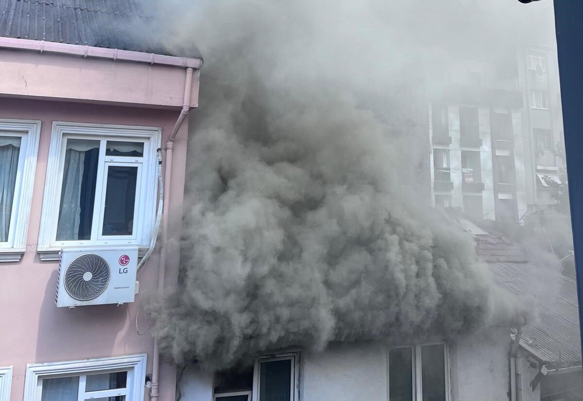 Beyoğlu'nda yangın paniği! Mahsur kalan anne ve 3 çocuğu böyle kurtarıldı - 1. Resim