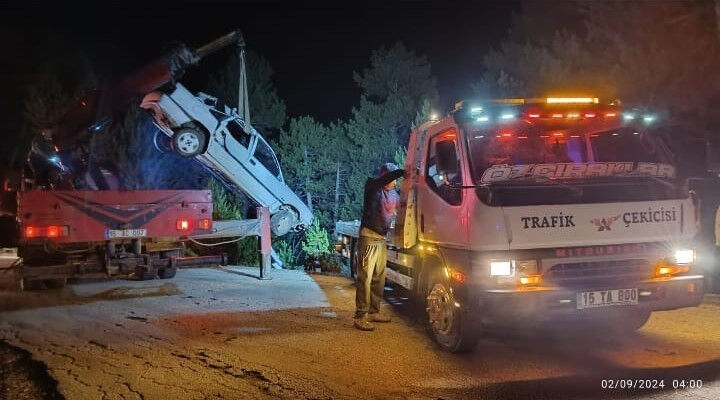 Burdur'da kontrolden çıkan araç şarampole uçtu, ölü ve yaralılar var - 1. Resim