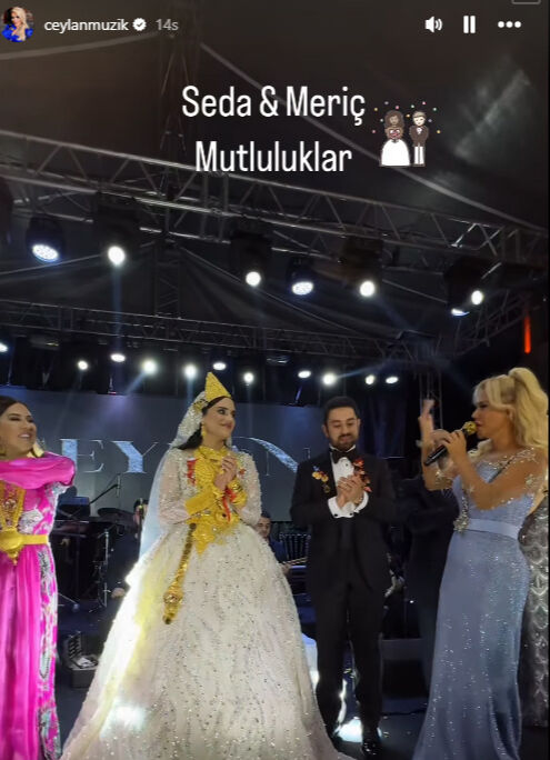 Ceylan’ın sahne aldığı aşiret düğününde servet aktı! Geline dudak uçuklatan takı... Ceylan’ın sahne aldığı aşiret düğününde servet aktı! Geline dudak uçuklatan takı... - 2. Resim