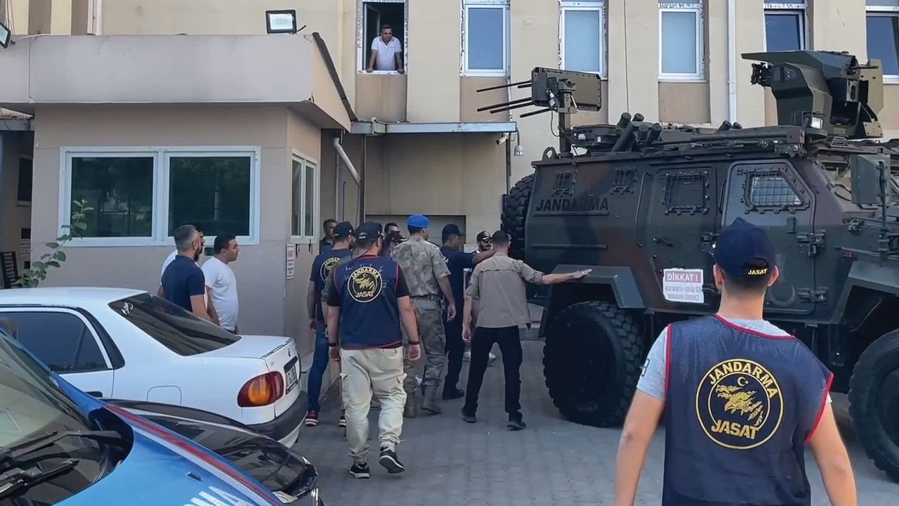 Diyarbakır'da kaybolan Narin Güran'ın amcası tutuklama talebiyle mahkemeye sevk edildi! Şüpheli amcayı jandarma getirdi Diyarbakır'da kaybolan Narin Güran'ın amcası adliyeye sevk edildi! Şüpheli amcayı jandarma getirdi - 3. Resim