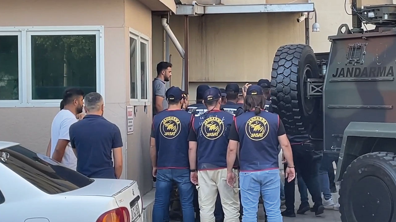 Diyarbakır'da kaybolan Narin Güran'ın amcası tutuklama talebiyle mahkemeye sevk edildi! Şüpheli amcayı jandarma getirdi Diyarbakır'da kaybolan Narin Güran'ın amcası adliyeye sevk edildi! Şüpheli amcayı jandarma getirdi - 4. Resim