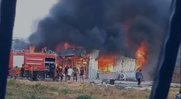 Hatay'da depremzedelerin yaşadığı ev yanarak kül oldu - 1. Resim