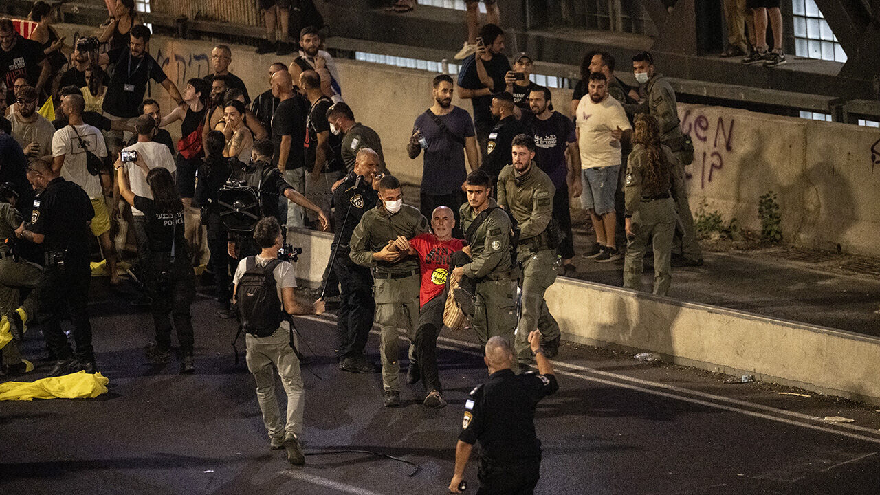 İsrail'de ortalık yangın yeri! Genel greve gidildi, yüz binlerce kişi Netanyahu'yu protesto etti İsrail'de ortalık yangın yeri! Genel greve gidildi, yüz binlerce kişi Netanyahu'yu protesto etti - 4. Resim