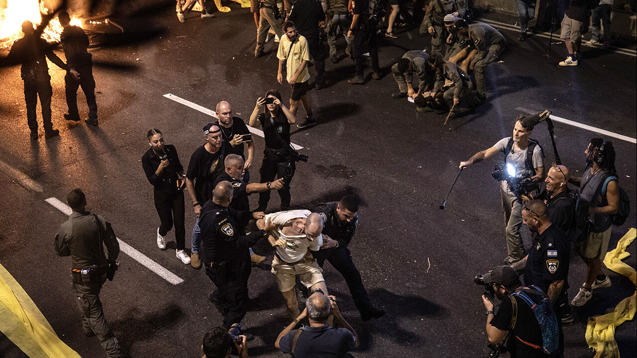 İsrail'de ortalık yangın yeri! Genel greve gidildi, yüz binlerce kişi Netanyahu'yu protesto etti İsrail'de ortalık yangın yeri! Genel greve gidildi, yüz binlerce kişi Netanyahu'yu protesto etti - 2. Resim