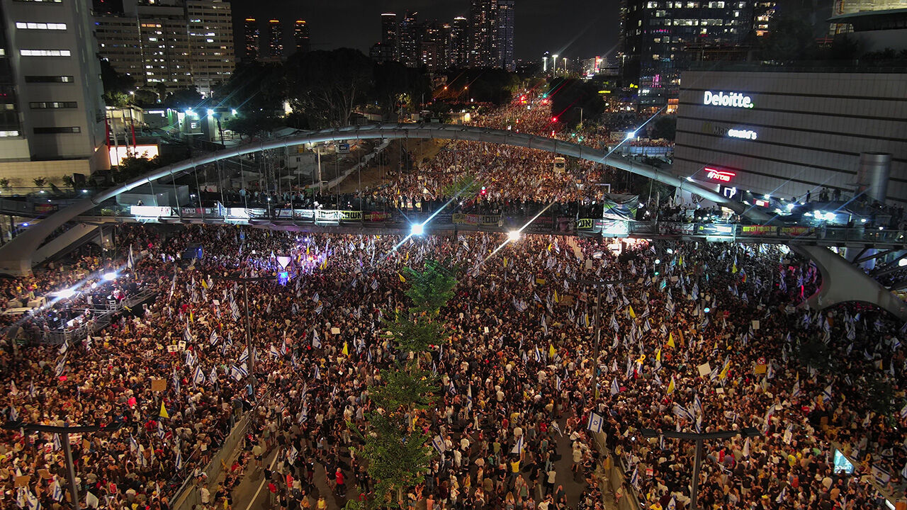 İsrail'de ortalık yangın yeri! Genel greve gidildi, yüz binlerce kişi Netanyahu'yu protesto etti İsrail'de ortalık yangın yeri! Genel greve gidildi, yüz binlerce kişi Netanyahu'yu protesto etti - 5. Resim