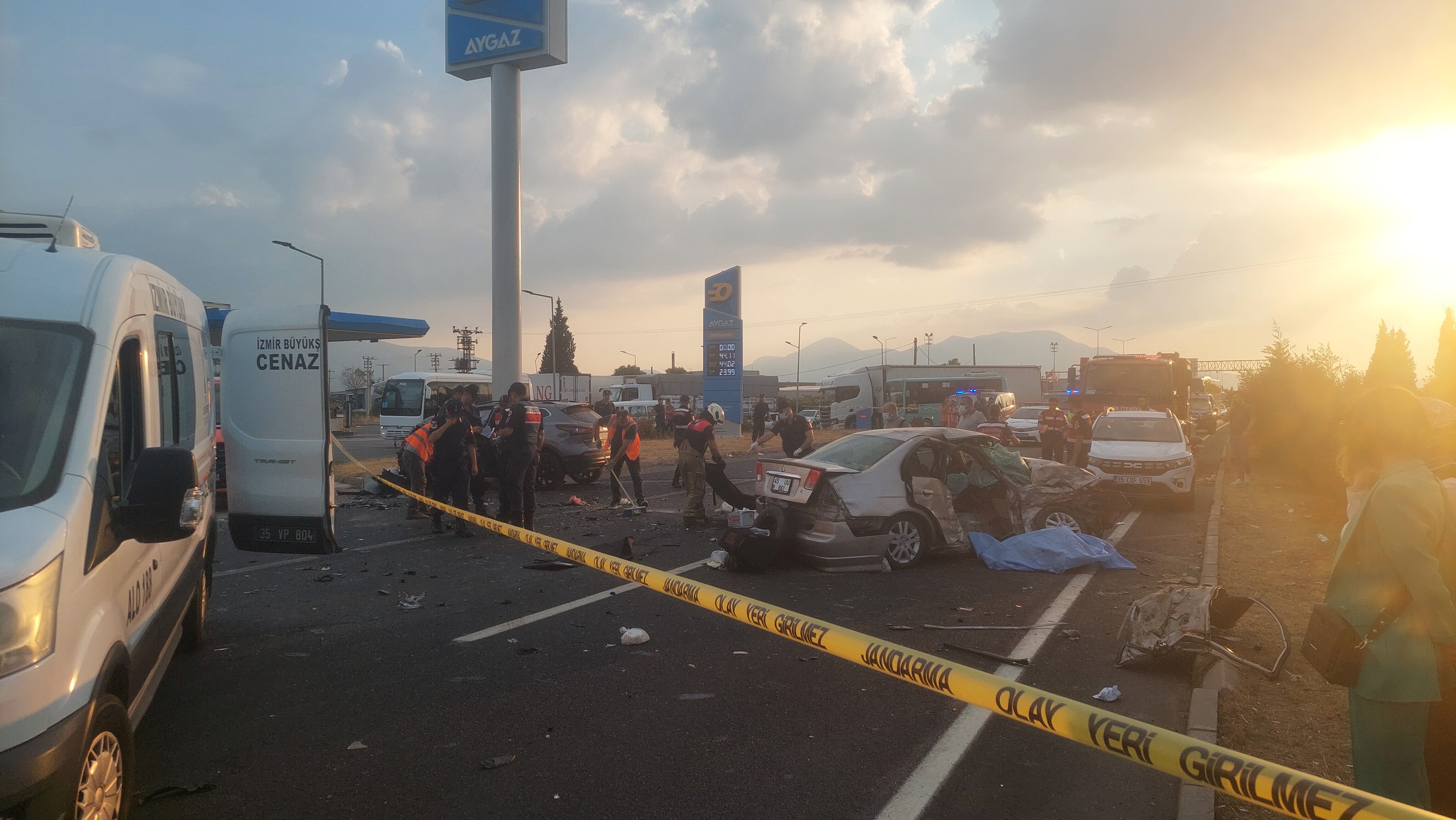 İzmir'de feci kaza! Ölü ve yaralılar var - 1. Resim
