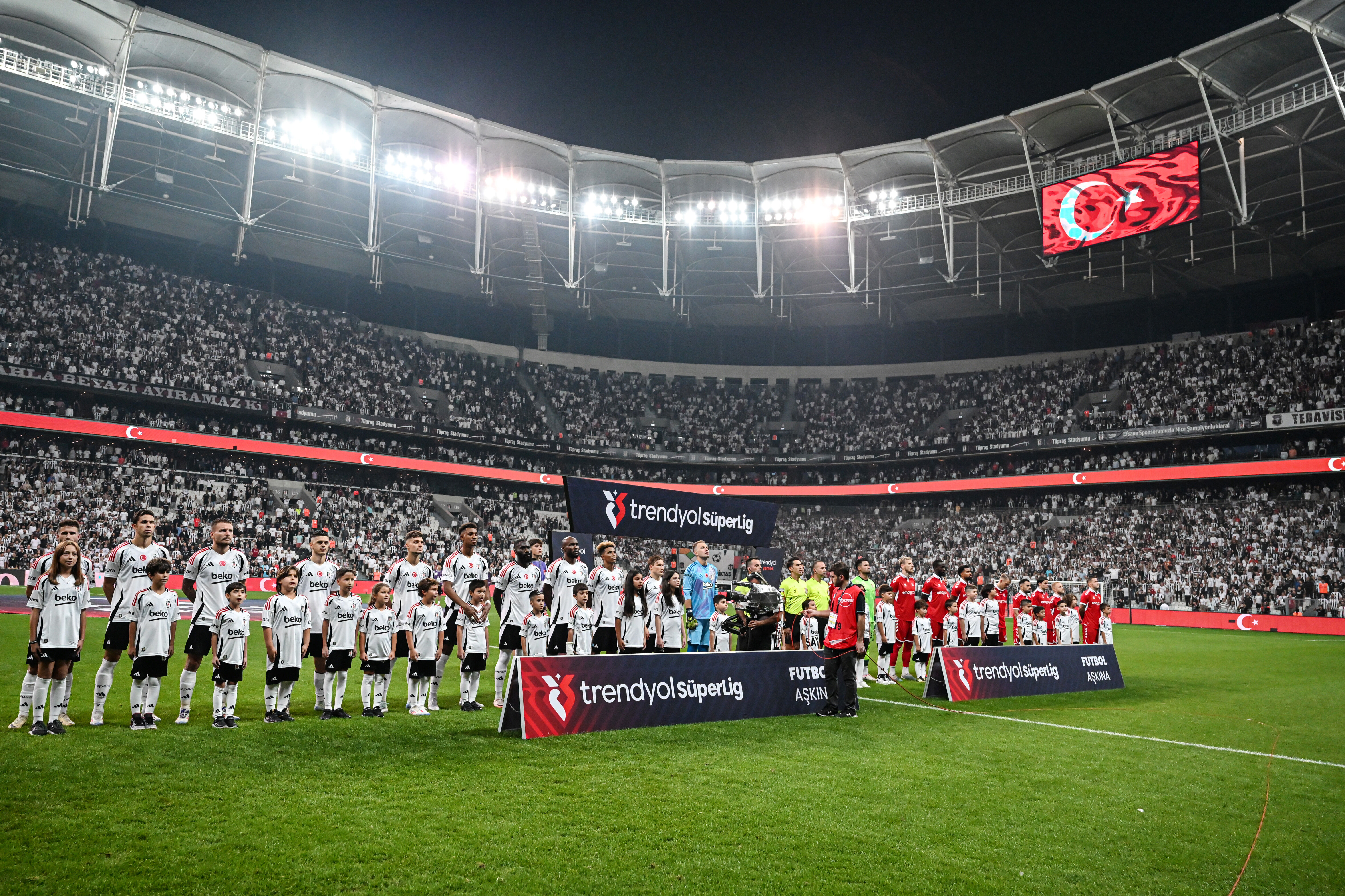 Kartal g&uuml;mb&uuml;r g&uuml;mb&uuml;r! Avrupa&rsquo;dan flaş Lugano zaferiyle d&ouml;nen Beşiktaş evinde Sivasspor&rsquo;u mağlup etti - 1. Resim