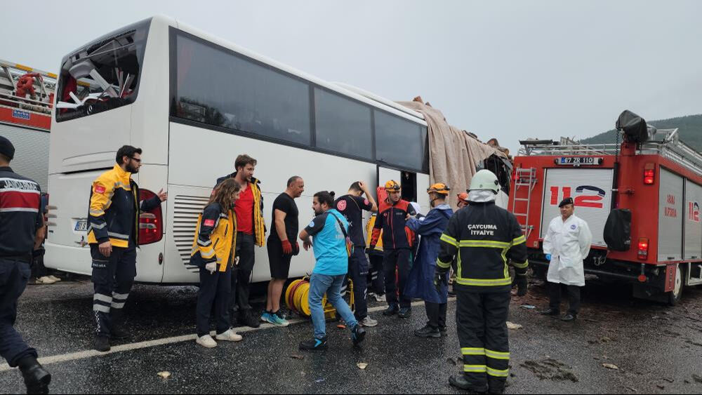 Metro Turizm yolcu otobüsü Zonguldak'ta tomruk yüklü kamyonla çarpıştı! Faciada can kaybı ve çok sayıda yaralı va Metro Turizm yolcu otobüsü Zonguldak'ta tomruk yüklü kamyonla çarpıştı! Faciada can kaybı ve çok sayıda yaralı va - 2. Resim