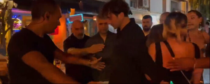 Özcan Deniz'in koruma ordusu genç kadınları ittirdi! Görüntüler tepki çekti - 3. Resim