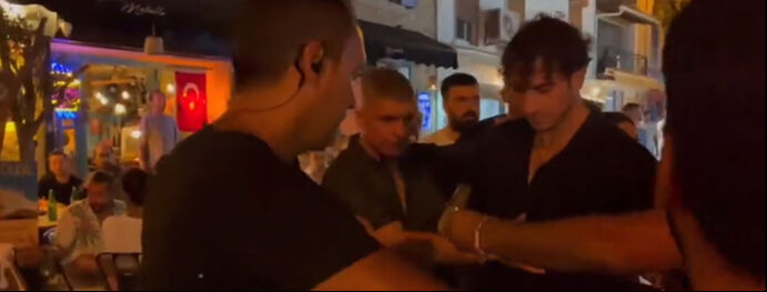 Özcan Deniz'in koruma ordusu genç kadınları ittirdi! Görüntüler tepki çekti - 1. Resim