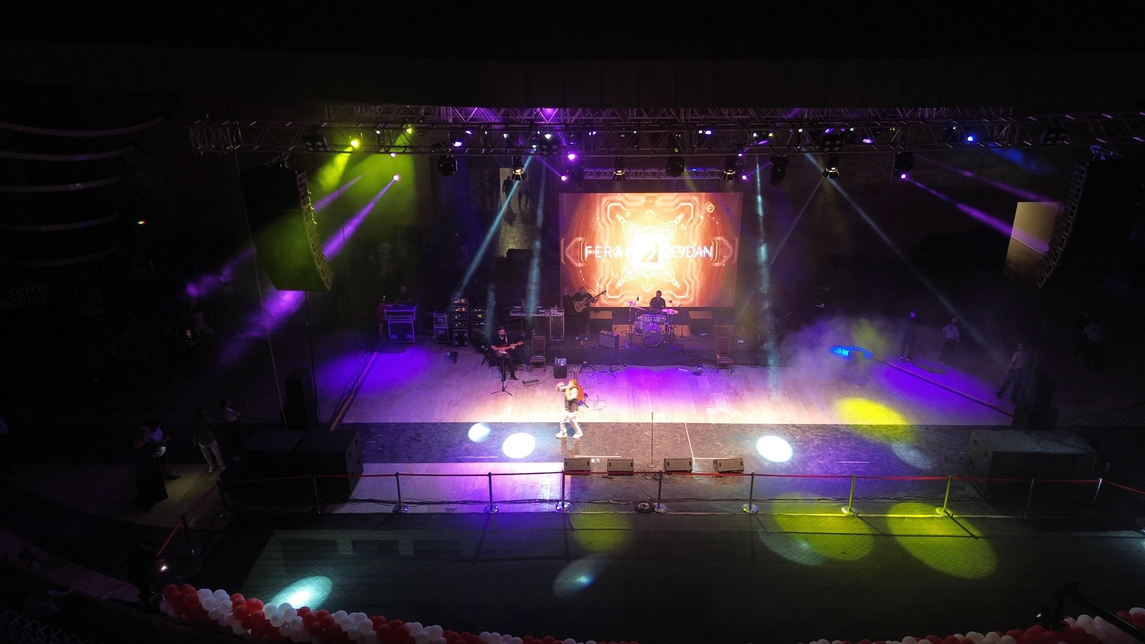 X- Factor yarışmasıyla tanınan Ferah Zeydan sahneden düştü! - 1. Resim