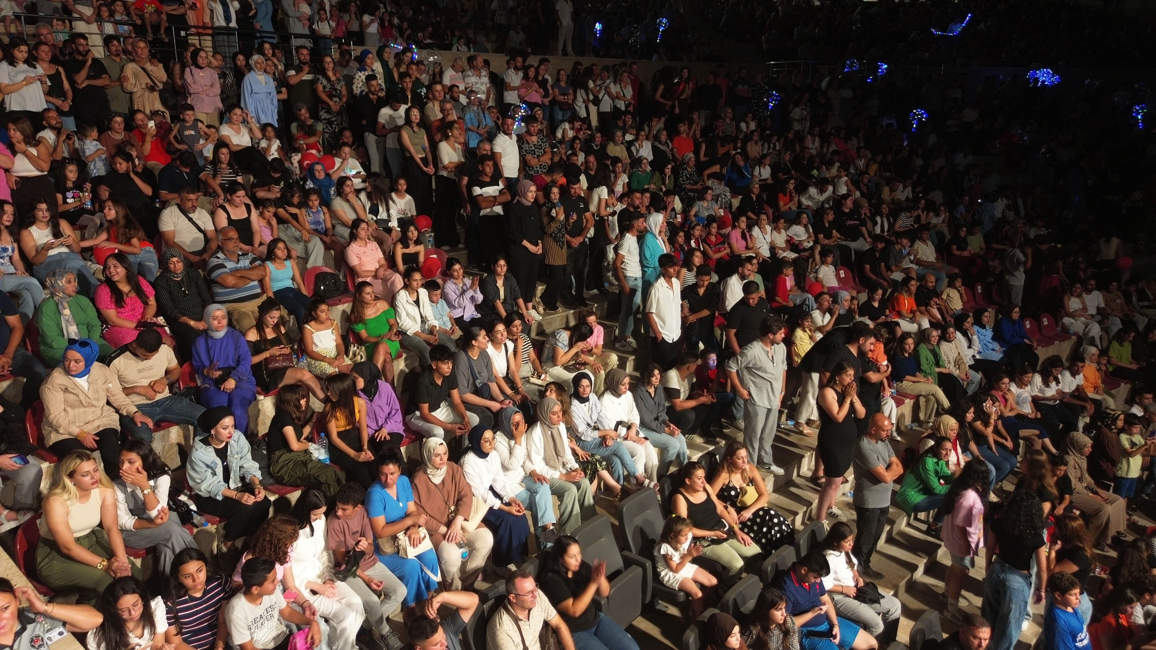 X- Factor yarışmasıyla tanınan Ferah Zeydan sahneden düştü! - 2. Resim