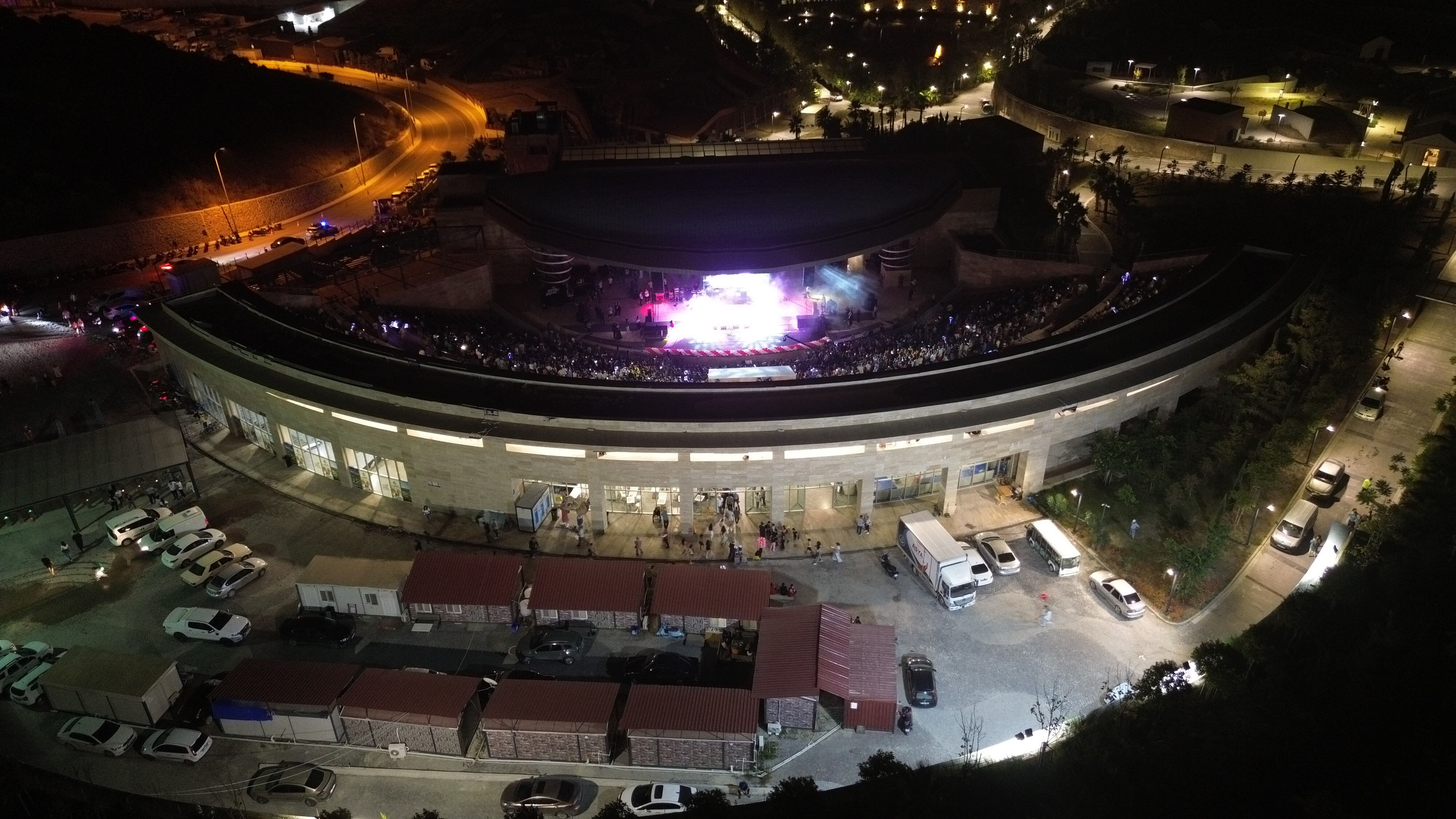 X- Factor yarışmasıyla tanınan Ferah Zeydan sahneden düştü! - 3. Resim