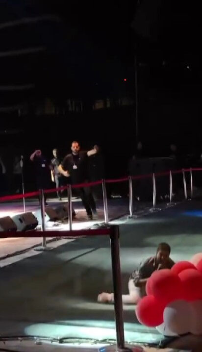 X- Factor yarışmasıyla tanınan Ferah Zeydan sahneden düştü! - 4. Resim