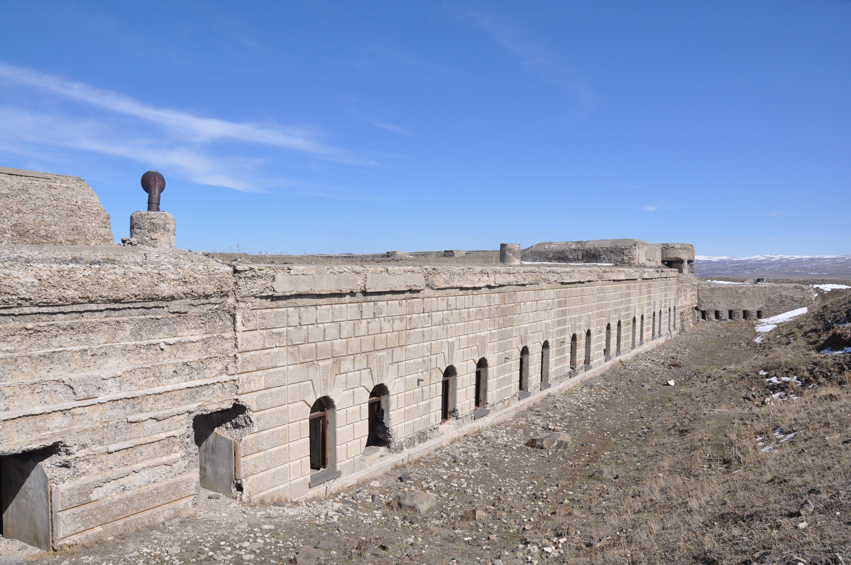 Can çekişen Kars tabyaları: Vatan kurtarmaya hizmet ettiler, hayvan barınağına dönüştüler Can çekişen Kars tabyaları: Vatan kurtarmaya hizmet ettiler, hayvan barınağına dönüştüler - 2. Resim