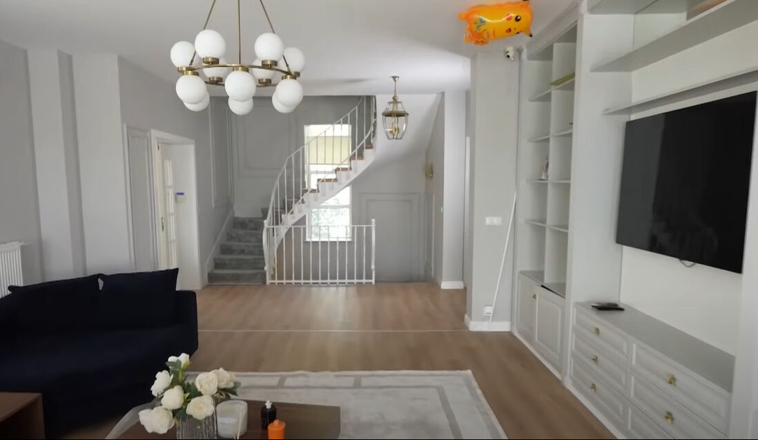 Ebru Şancı 3 katlı villasının kapılarını açtı! Evinde yok yok... - 2. Resim