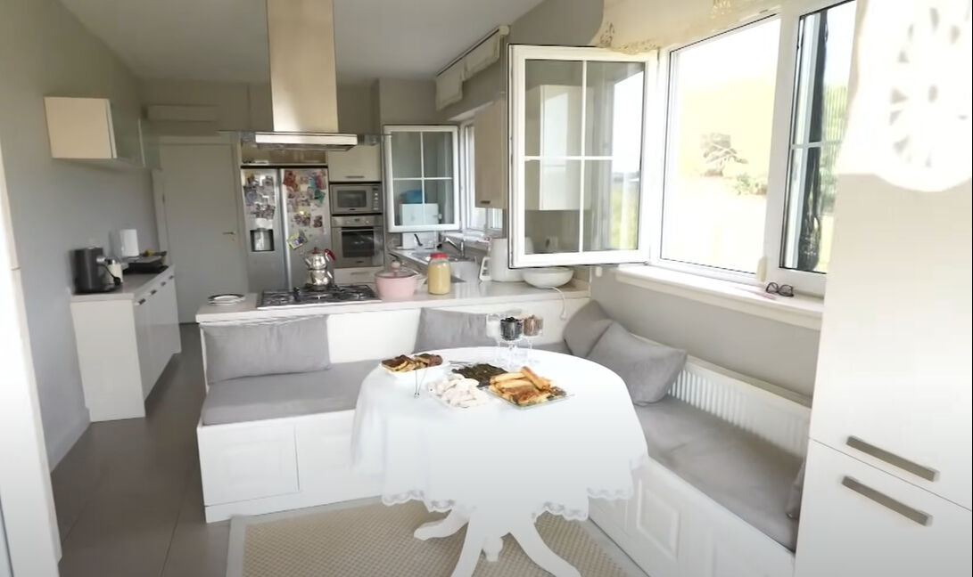 Ebru Şancı 3 katlı villasının kapılarını açtı! Evinde yok yok... - 3. Resim