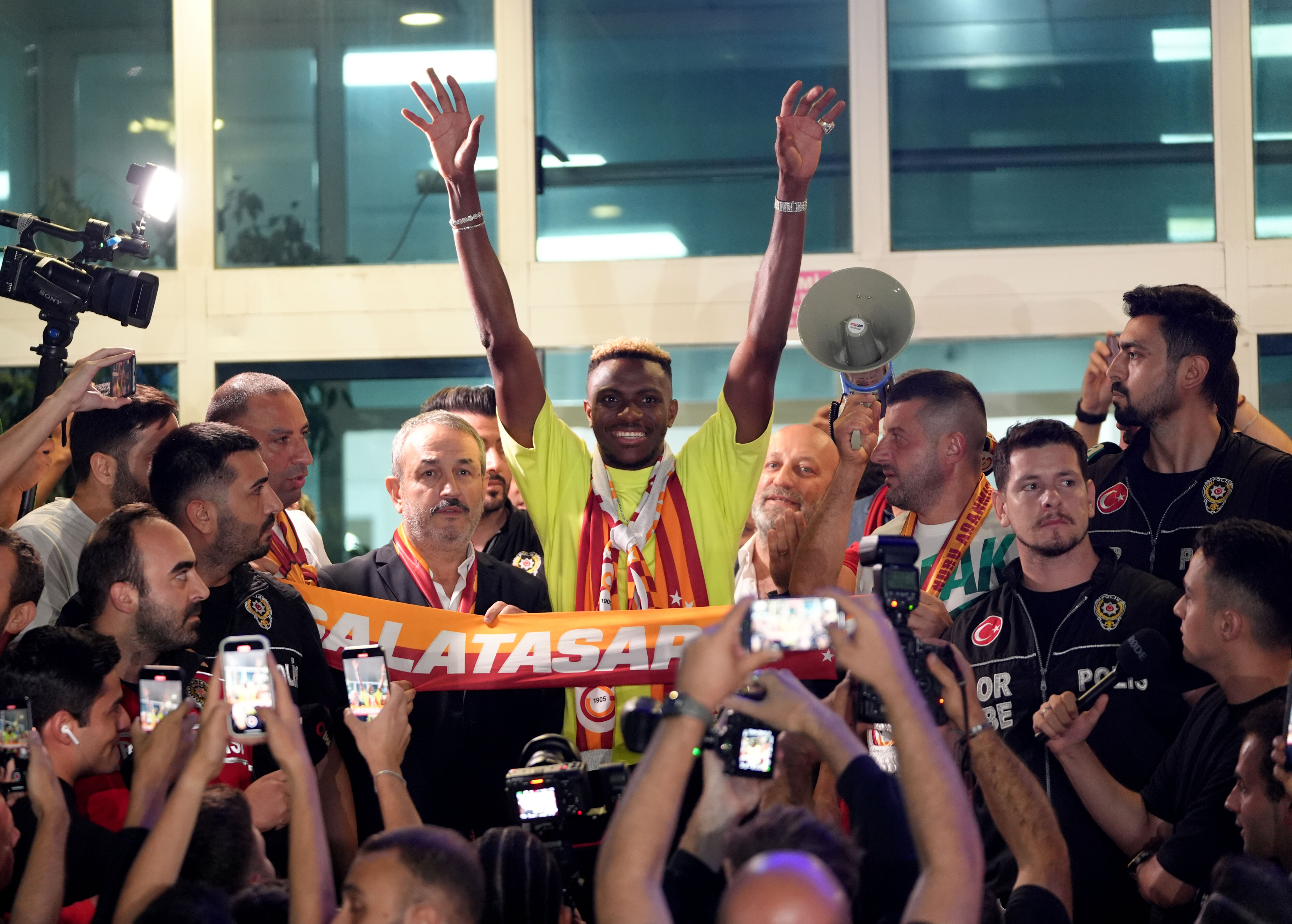 Galatasaray, Victor Osimhen'den sonra şimdi de Filip Kostic'in peşinde! - 1. Resim
