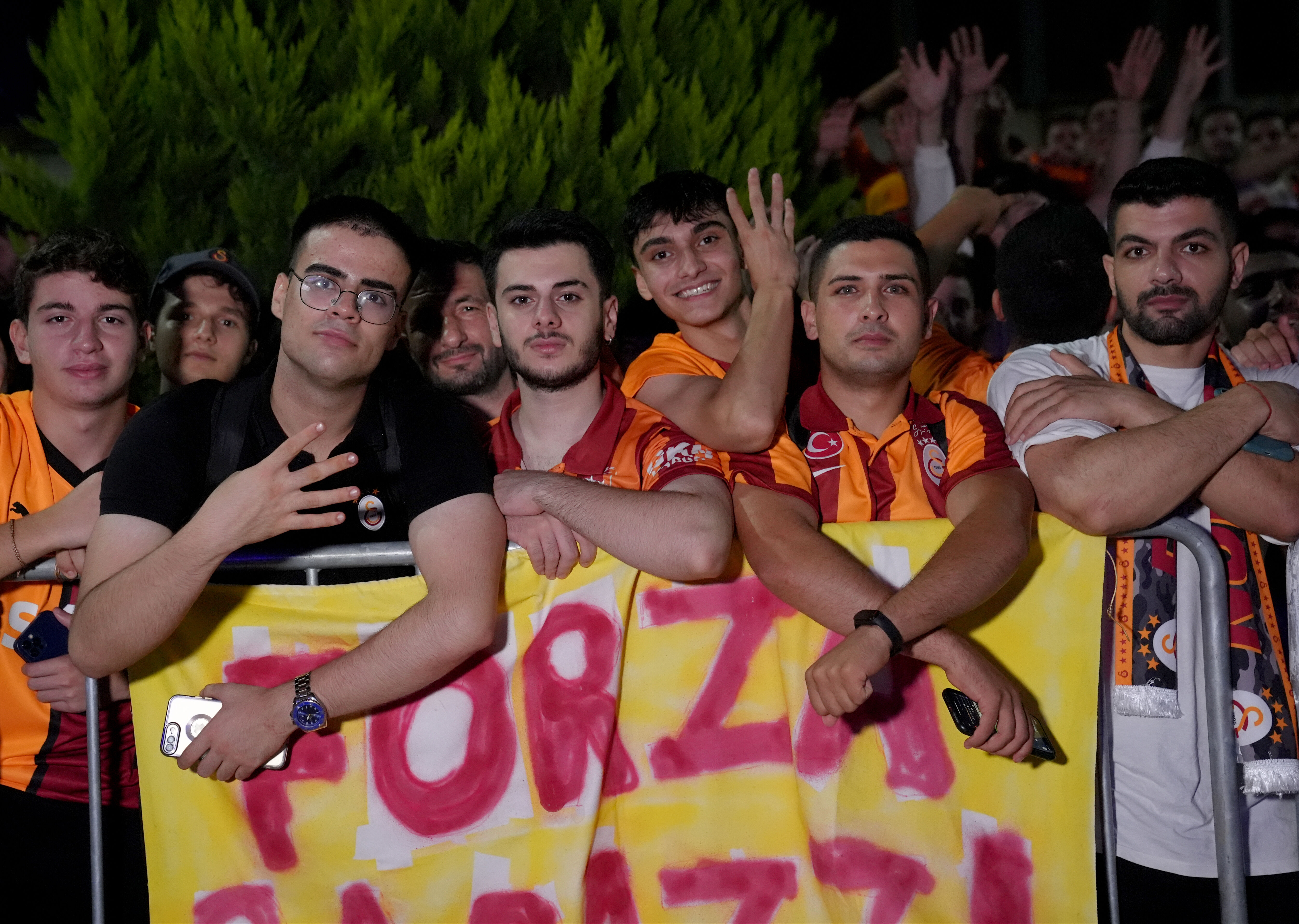 Galatasaray'da Victor Osimhen çılgınlığı! Ayağının tozuyla 3'lü çektirdi - 3. Resim