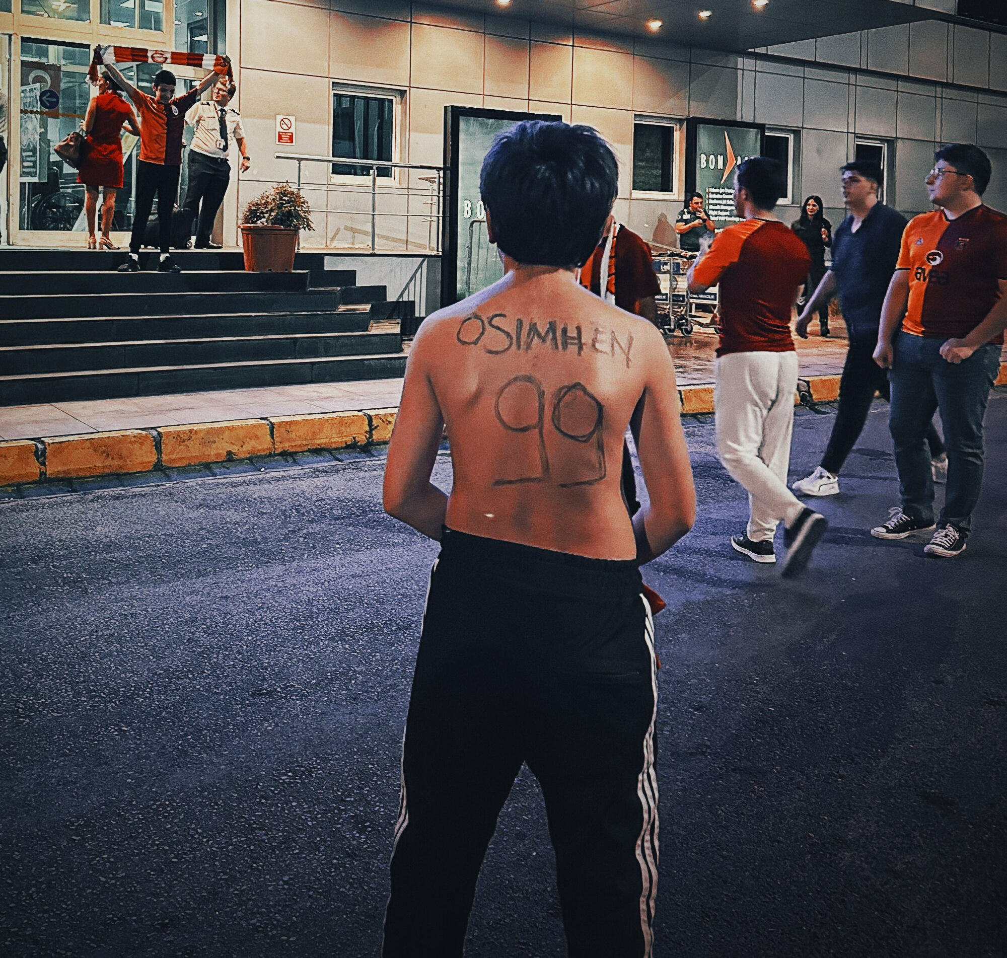 Galatasaray'da Victor Osimhen çılgınlığı! Ayağının tozuyla 3'lü çektirdi - 5. Resim