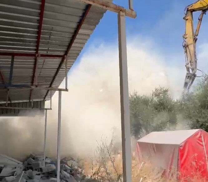 Hatay'da ki hasarlı bina iş makinesiyle yıkıldı Hatay'da ki hasarlı bina iş makinesiyle yıkıldı - 1. Resim