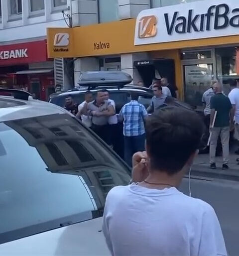 İşlem yapamayınca aracını bankanın önüne sürdü! Güvenlik görevlisi öfkeden deliye döndü, o anlar kamerada - 2. Resim