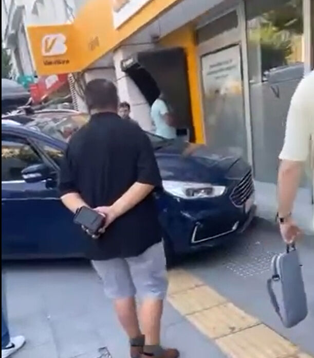 İşlem yapamayınca aracını bankanın önüne sürdü! Güvenlik görevlisi öfkeden deliye döndü, o anlar kamerada - 1. Resim