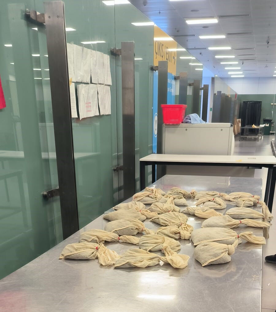 İstanbul Havalimanı'nda ekipler şoke oldu: Çuval çuval sülük sokmaya çalıştılar! - 2. Resim