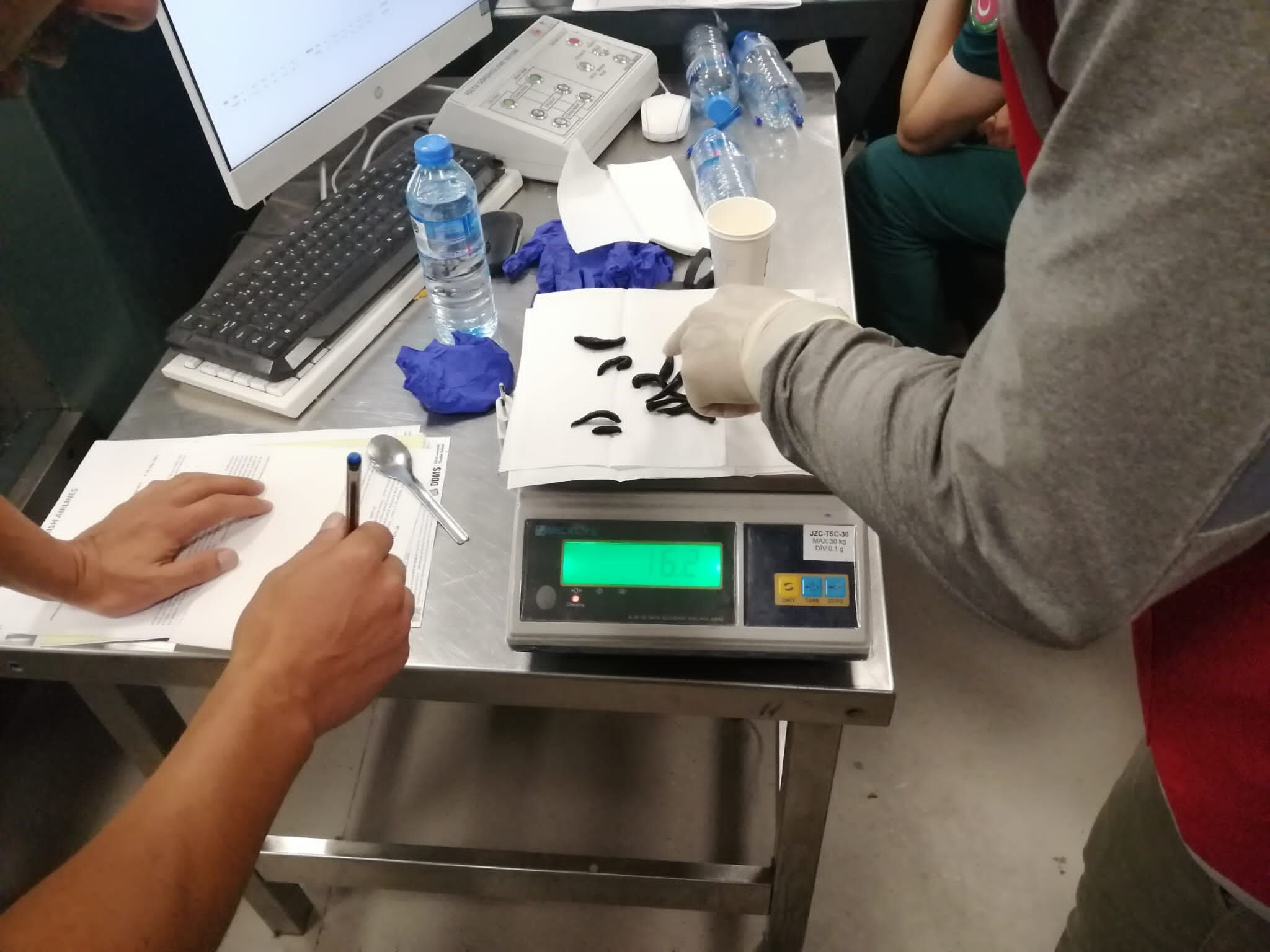 İstanbul Havalimanı'nda ekipler şoke oldu: Çuval çuval sülük sokmaya çalıştılar! - 4. Resim