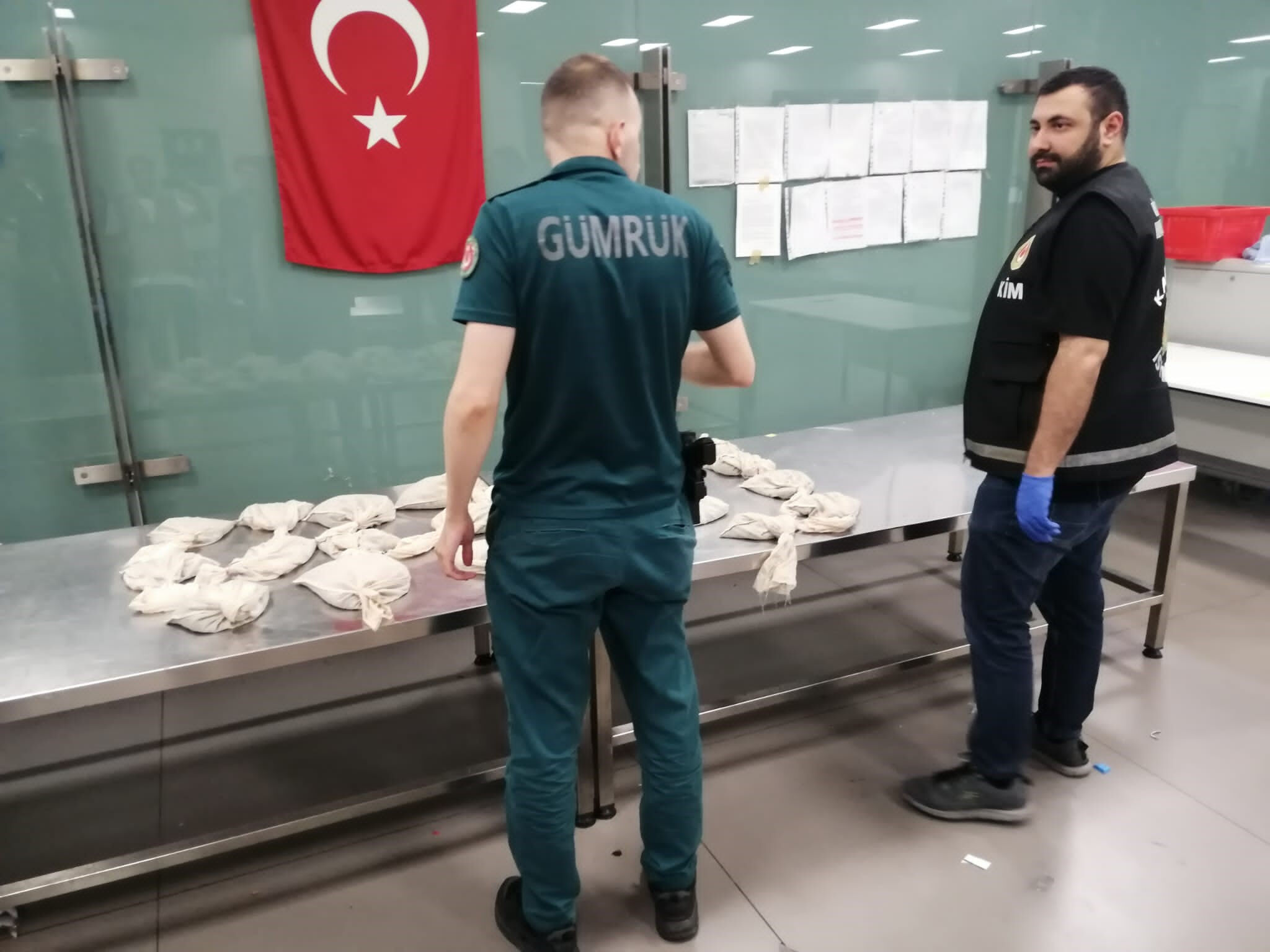 İstanbul Havalimanı'nda ekipler şoke oldu: Çuval çuval sülük sokmaya çalıştılar! - 1. Resim