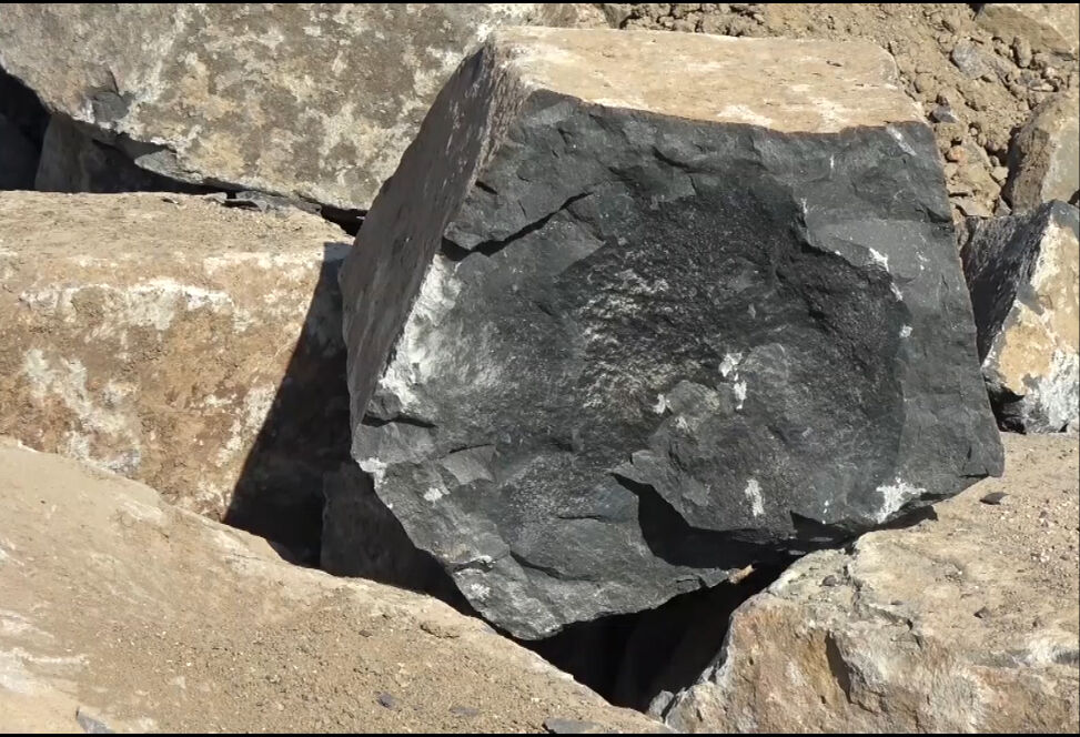 Şanlıurfa'da yol çalışmasında milyonlarca yıllık sütunlar ortaya çıktı Şanlıurfa'da yol çalışmasında milyonlarca yıllık sütunlar ortaya çıktı - 2. Resim