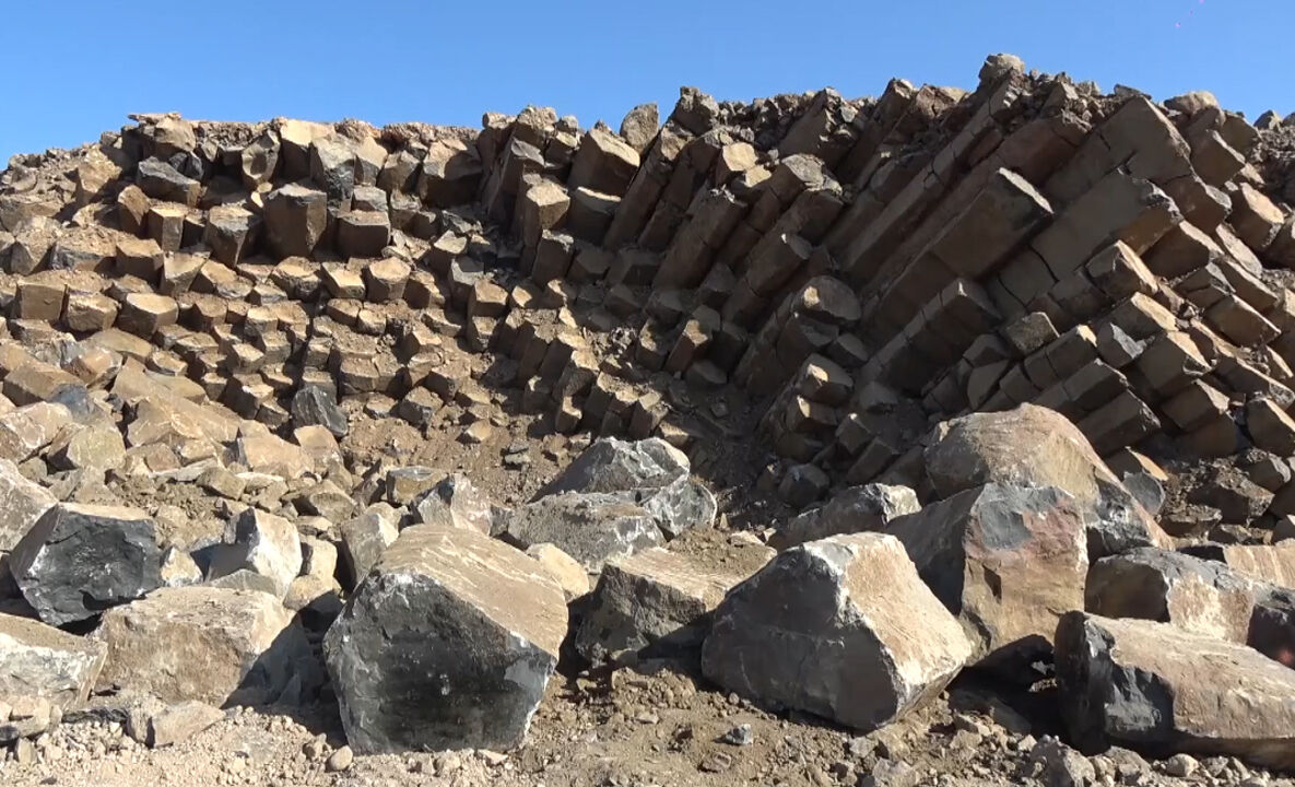 Şanlıurfa'da yol çalışmasında milyonlarca yıllık sütunlar ortaya çıktı Şanlıurfa'da yol çalışmasında milyonlarca yıllık sütunlar ortaya çıktı - 1. Resim
