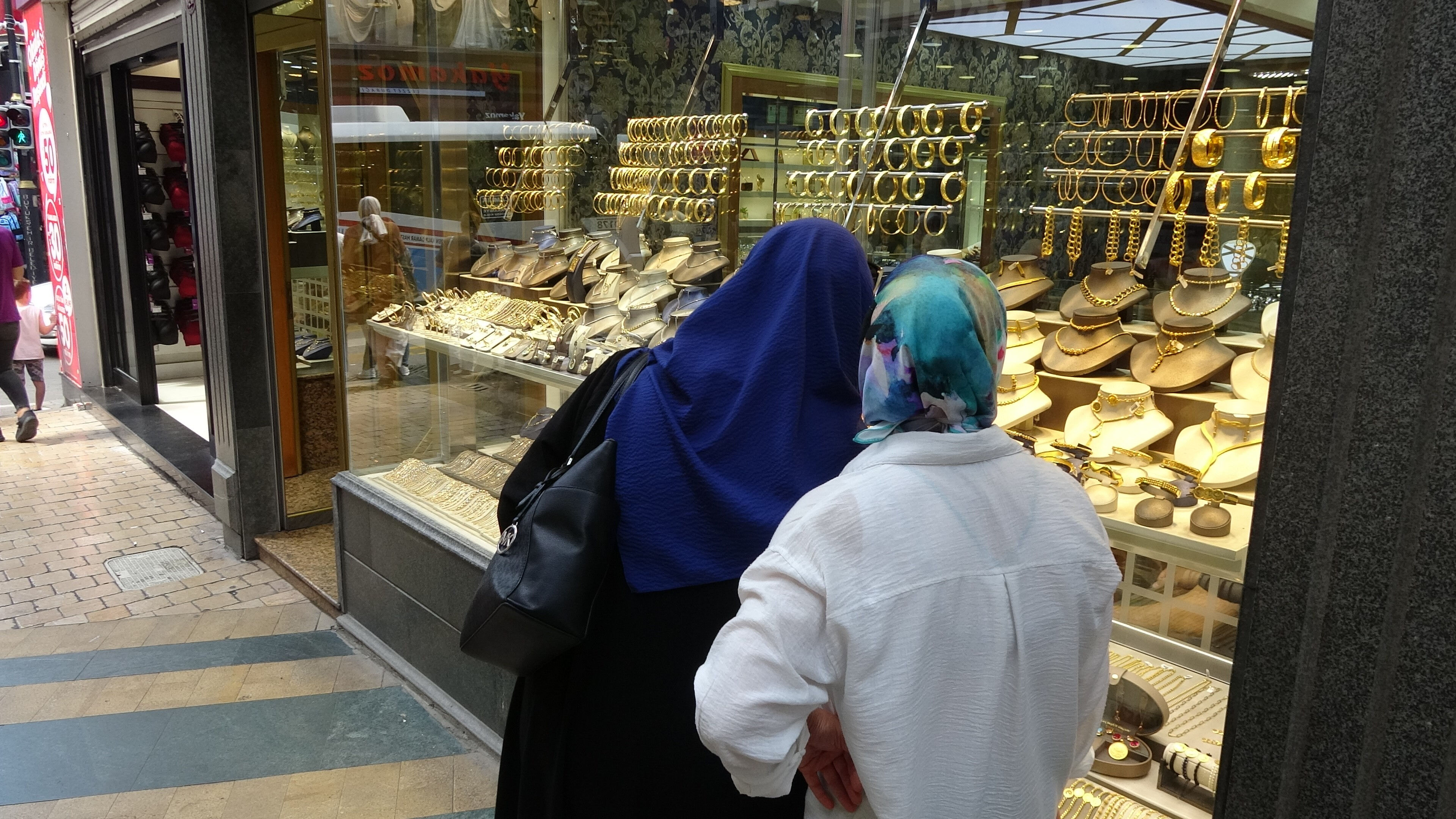 Son 10 yılın en verimsiz 'düğün sezonu'... Kuyumcuların 'iki yüzük' isyanı Son 10 yılın en verimsiz 'düğün sezonu'... Kuyumcuların 'iki yüzük' isyanı - 4. Resim