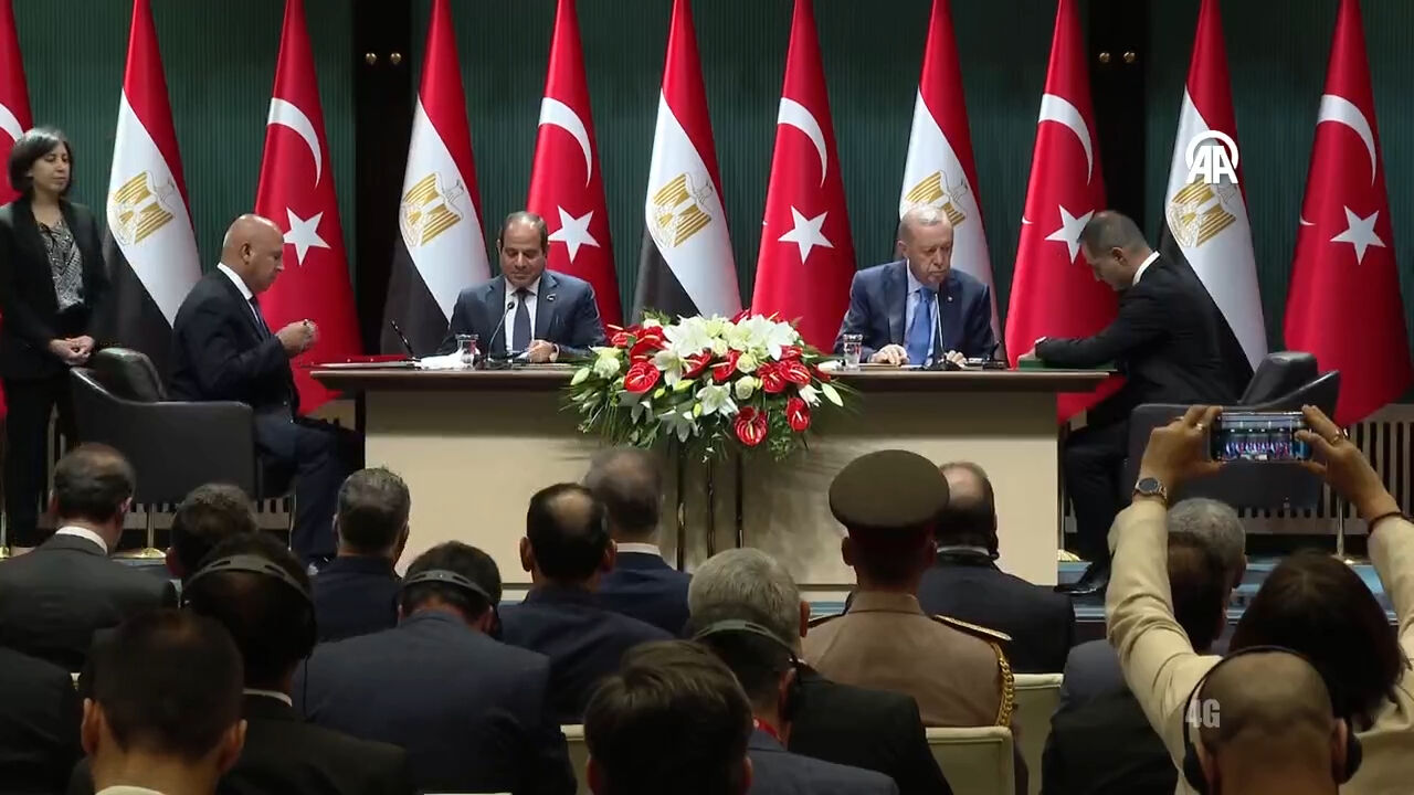 12 yıl sonra tarihi zirve! Mısır Cumhurbaşkanı Sisi Türkiye'de... İki ülke arasında 17 önemli anlaşma yapıldı 12 yıl sonra tarihi zirve! Mısır Cumhurbaşkanı Sisi Türkiye'de... Dostluk ve işbirliği mesajı - 1. Resim