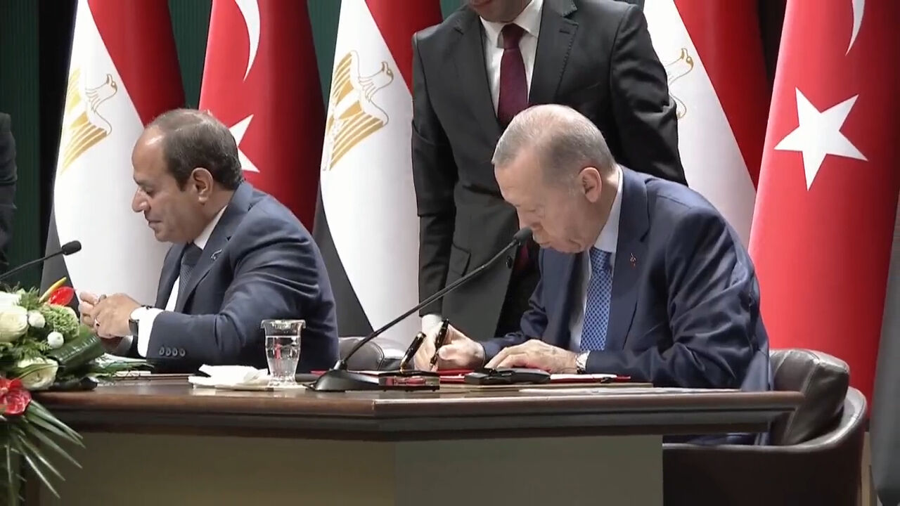 12 yıl sonra tarihi zirve! Mısır Cumhurbaşkanı Sisi Türkiye'de... İki ülke arasında 17 önemli anlaşma yapıldı 12 yıl sonra tarihi zirve! Mısır Cumhurbaşkanı Sisi Türkiye'de... İki ülke arasında 17 önemli anlaşma yapıldı - 1. Resim