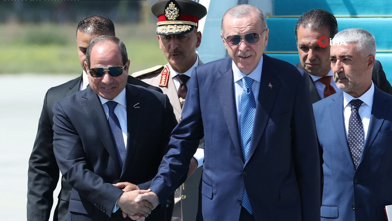 12 yıl sonra Türkiye'ye gelen Mısır Cumhurbaşkanı Abdulfettah es-Sisi'yi Cumhurbaşkanı Erdoğan karşıladı - 1. Resim