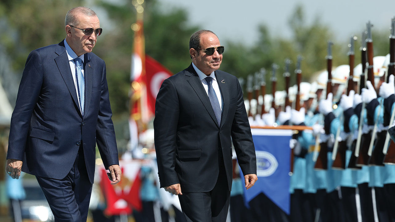 12 yıl sonra tarihi zirve! Mısır Cumhurbaşkanı Sisi Türkiye'de... İki ülke arasında 17 önemli anlaşma yapıldı 12 yıl sonra Türkiye'ye gelen Mısır Cumhurbaşkanı Abdulfettah es-Sisi'yi Cumhurbaşkanı Erdoğan karşıladı - 2. Resim