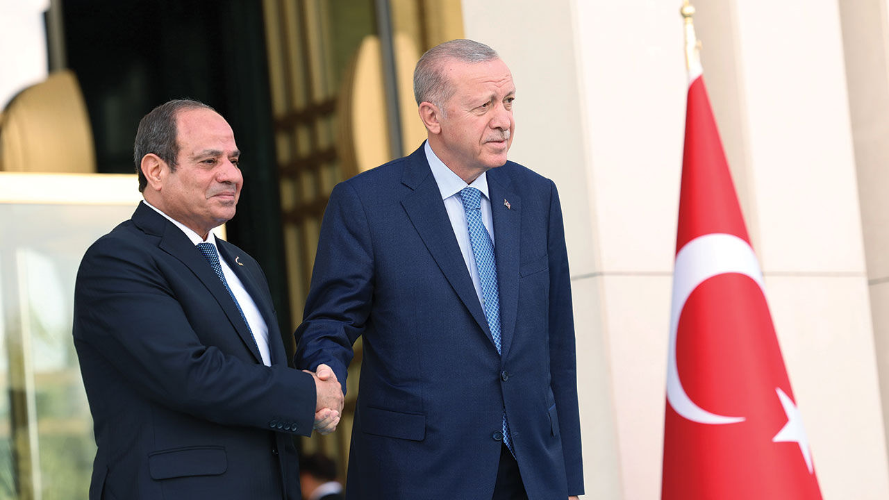 12 yıl sonra tarihi zirve! Mısır Cumhurbaşkanı Sisi Türkiye'de... İki ülke arasında 17 önemli anlaşma yapıldı 12 yıl sonra Türkiye'ye gelen Mısır Cumhurbaşkanı Abdulfettah es-Sisi'yi Cumhurbaşkanı Erdoğan karşıladı - 3. Resim