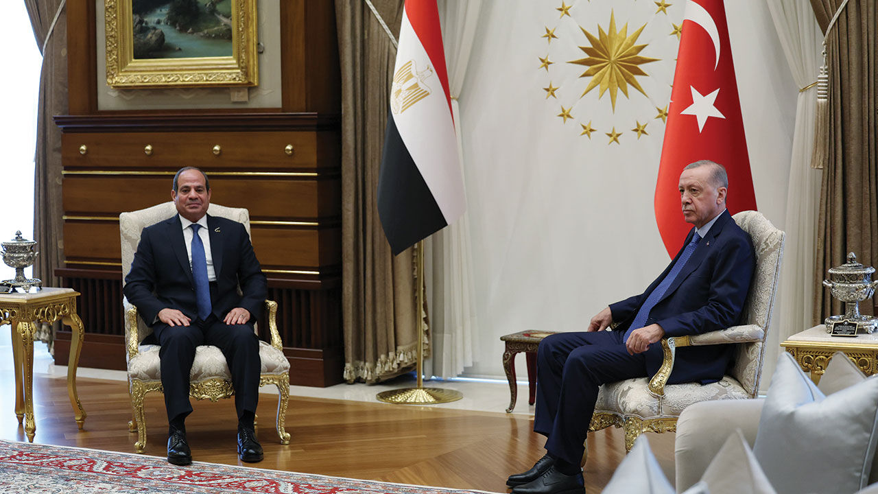 12 yıl sonra tarihi zirve! Mısır Cumhurbaşkanı Sisi Türkiye'de... İki ülke arasında 17 önemli anlaşma yapıldı 12 yıl sonra Türkiye'ye gelen Mısır Cumhurbaşkanı Abdulfettah es-Sisi'yi Cumhurbaşkanı Erdoğan karşıladı - 1. Resim