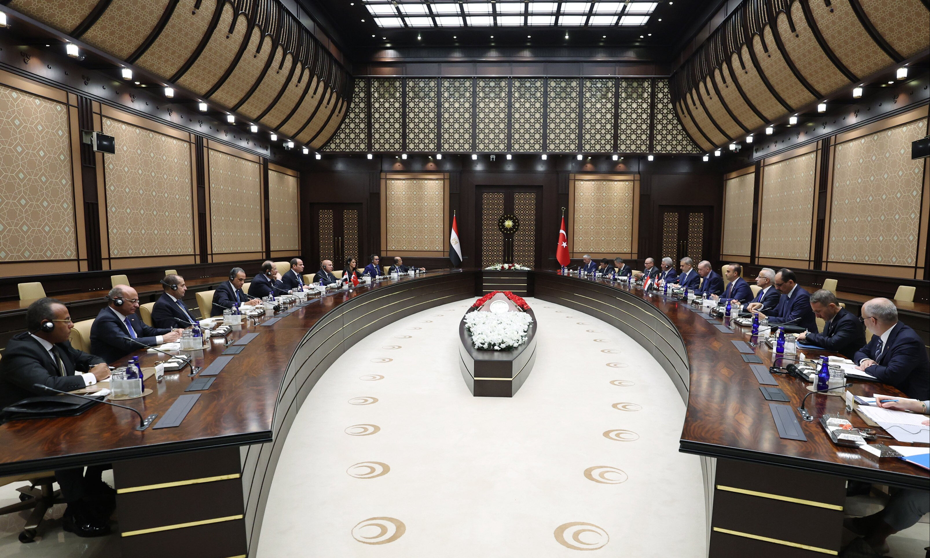 12 yıl sonra tarihi zirve! Mısır Cumhurbaşkanı Sisi Türkiye'de... İki ülke arasında 17 önemli anlaşma yapıldı 12 yıl sonra Türkiye'ye gelen Mısır Cumhurbaşkanı Abdulfettah es-Sisi'yi Cumhurbaşkanı Erdoğan karşıladı - 1. Resim