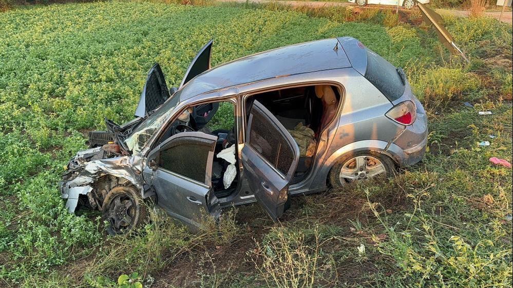 Afyonkarahisar'da ambulansla otomobil çarpıştı! Yaralılar var Afyonkarahisar'da ambulansla otomobil çarpıştı! Yaralılar var - 1. Resim