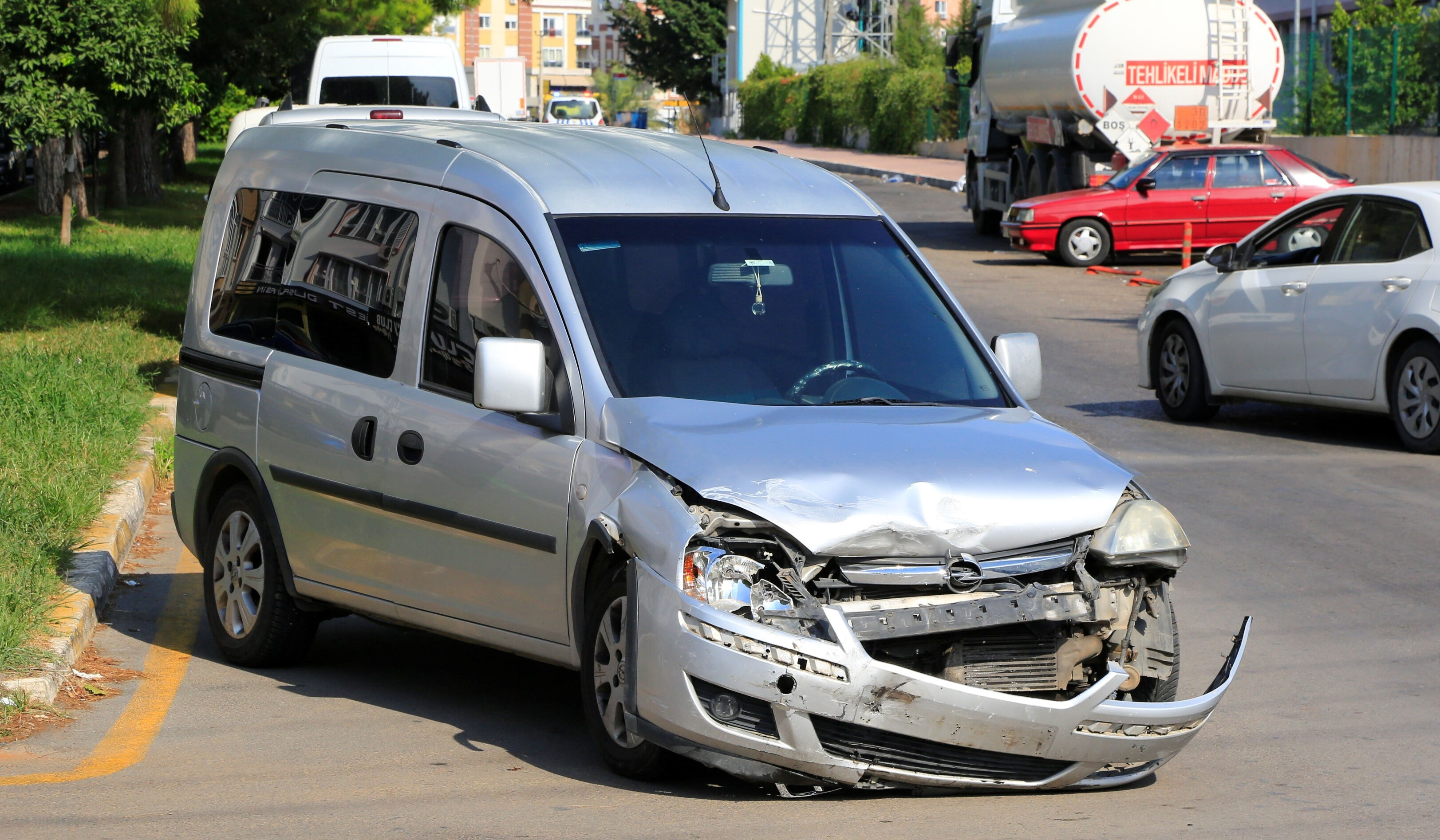 Antalya'daki kaza 'insanlık ölmemiş' dedirtti! Yardıma koşanların görüntüsü kameralara yansıdı - 2. Resim