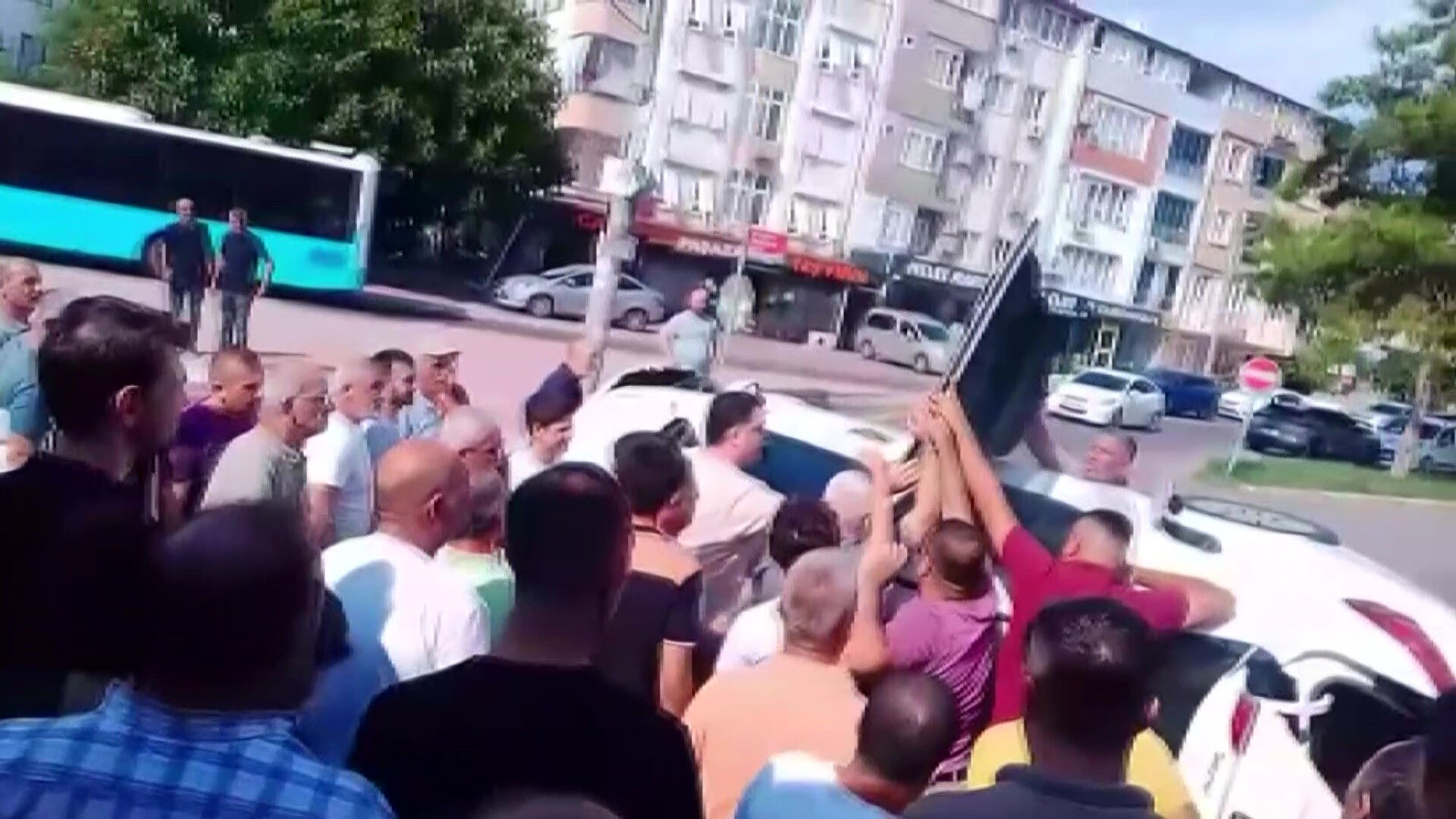 Antalya'daki kaza 'insanlık ölmemiş' dedirtti! Yardıma koşanların görüntüsü kameralara yansıdı - 3. Resim