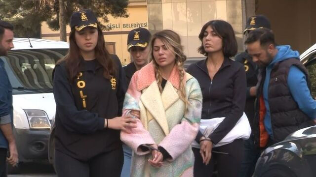 Candan kardeşler hakim karşısında! Gözyaşları içerisinde kardeşine seslendi! Sözleri dikkat çekti Candan kardeşler hakim karşısına çıkıyor! Nihal Candan'ın kombini dikkat çekti - 1. Resim