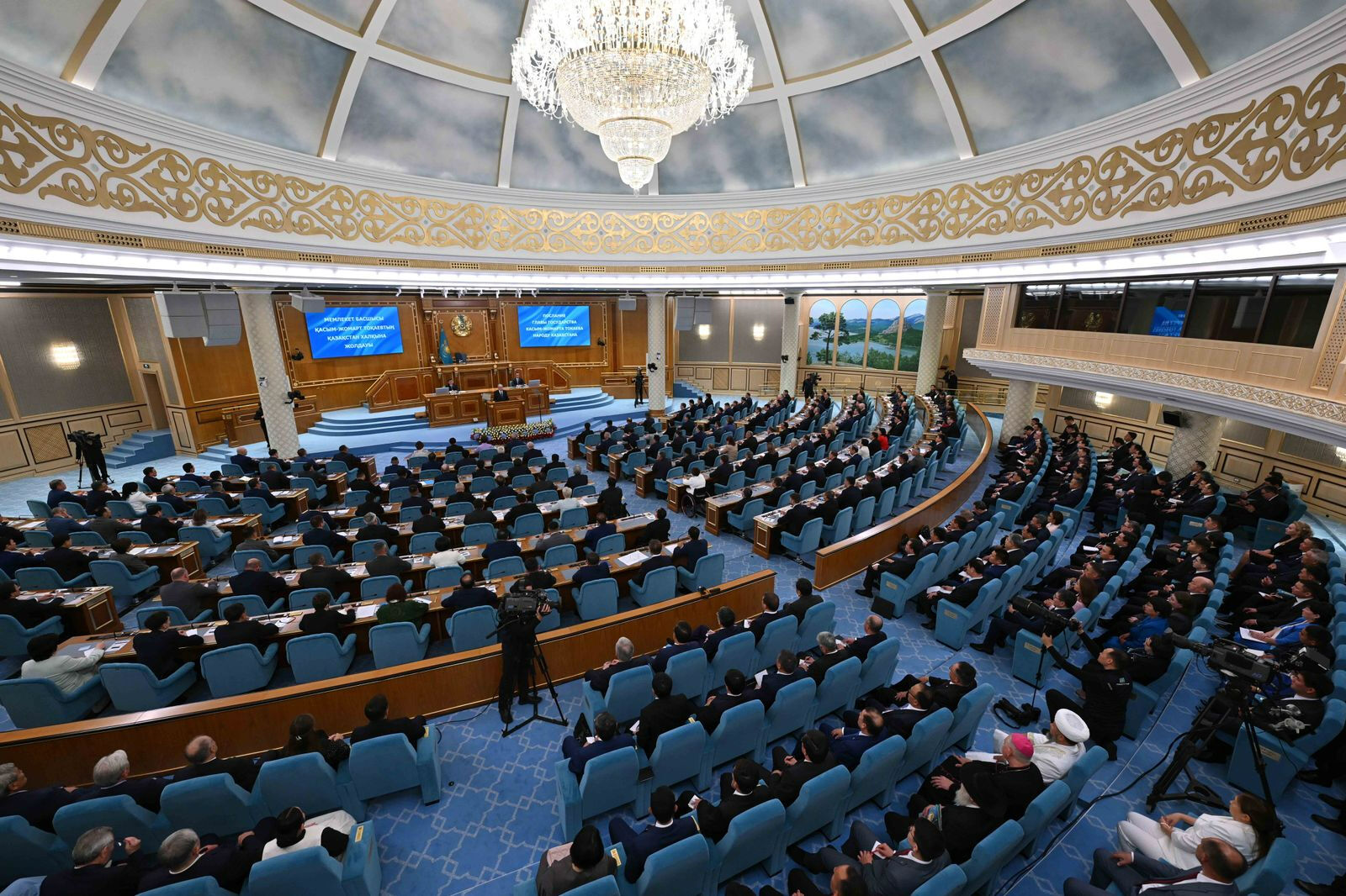 Cumhurbaşkanı Tokayev, Kazakistan'ın geleceği vizyonunu yıllık konuşmada özetledi Cumhurbaşkanı Tokayev, Kazakistan'ın geleceği vizyonunu yıllık konuşmada özetliyor - 3. Resim