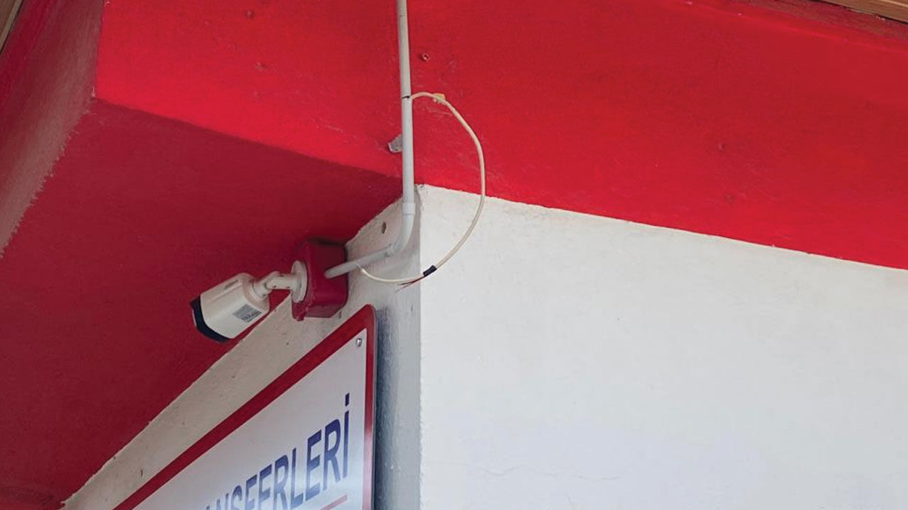 Denizli'de alkollü gençler güvenlik kamerasını 