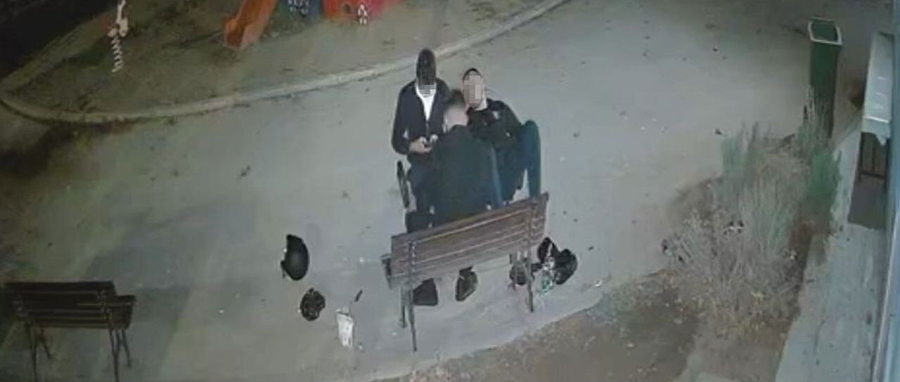 Denizli'de alkollü gençler güvenlik kamerasını 